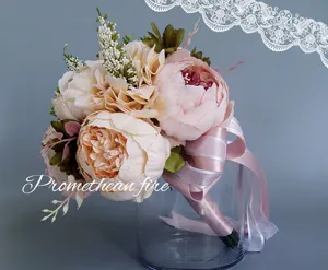 Magnifique bouquet de mariée artificiel avec pivoines et succulentes rose vintage.