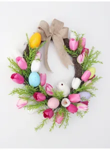 Osterkranz mit bunten Eiern, bunten Tulpen und Juteschleife fur Haustur Fruhlingsdeko.
