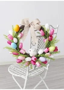 Osterkranz mit Ostereiern, Tulpen, Plueschhase und Juteschleife fuer Haustuer Dekoration.