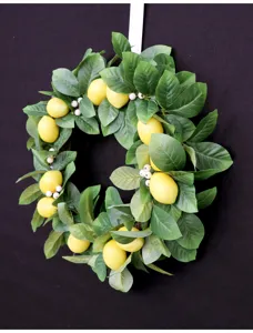 Vista dettagliata ghirlanda di limoni artificiali, ideale per decorazione porta e festa.
