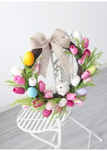 Osterkranz mit bunten Tulpen, Ostereiern und Leinenschleife für Haustür Frühlingsdeko.