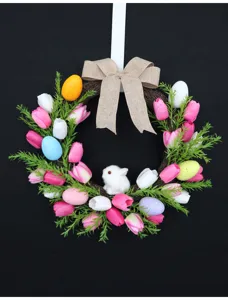 Detailansicht des Osterkranzes mit rosa Tulpen, bunten Eiern und süßem Hasen-Akzent.
