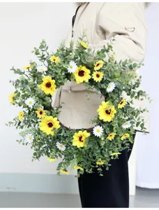 Kunstmatige zonnebloem eucalyptus krans voor lente deur decoratie en huwelijksfeest.
