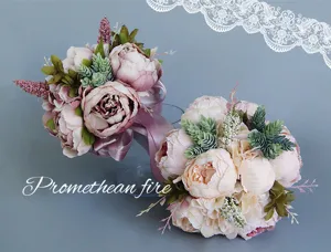 Gros plan détaillé du bouquet de mariée artificiel européen en pivoine et succulentes rose.