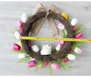 Osterei Kranz Detailansicht mit Frühlingsblumen, süßem Hasen und exakter Maßangabe.
