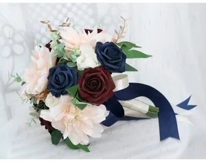 Bouquet de mariée artificiel en détail avec roses et dahlias et élégant ruban de satin.