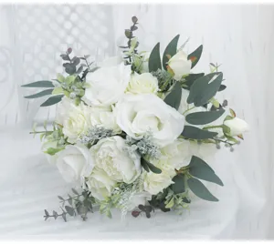 Künstlicher Hochzeits-Brautstrauß im Waldstil mit weißen Rosen und Eukalyptusgrün für Events.