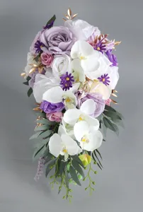 Dettaglio bouquet da sposa a cascata artificiale, rose orchidee viola decorazione nozze