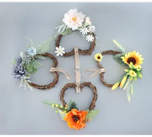 Couronne de fleurs artificielle en forme de cœur avec base en rotin et décor floral pour mur.