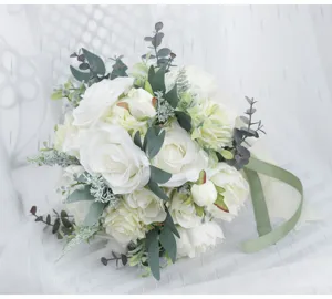 Künstlicher Brautstrauß für Outdoor-Hochzeit, weiße Seidenrosen mit grünen Eukalyptusblättern.
