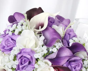 Detalle de ramo de novia artificial, arreglo floral de rosa cala morada y blanca