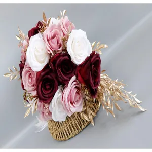 Künstlicher Kaskaden Brautstrauß Wasserfall Hochzeitsblumen mit Rosen und Goldblättern.