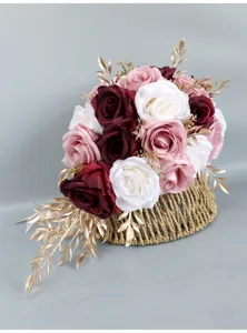 Künstlicher Hochzeits-Brautstrauß im Wasserfall-Stil mit Rosen und goldenen Blättern.
