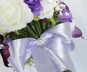 Ramo de novia artificial con rosas blancas y moradas, alcatraces y lazo de satén.
