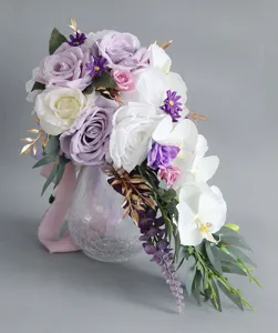 Vista dettagliata del bouquet da sposa a cascata artificiale con rose viola e bianche.
