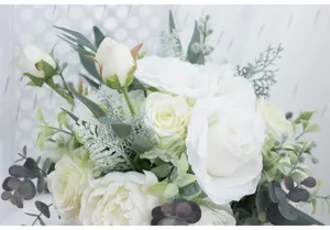 Künstlicher weißer Rosen Brautstrauß für Hochzeiten im Freien und Fotoaufnahmen Dekoration.