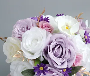 Bouquet da sposa artificiale rose di seta orchidee fiori viola dettaglio primo piano decoro