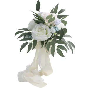 Künstlicher Hochzeits-Brautstrauß mit weißen Rosen und Eukalyptusblättern für Heimdekoration.