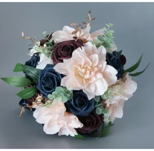 Gros plan détaillé du bouquet de mariée artificiel de style européen avec roses et feuilles vertes.