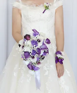 Detalle del elegante ramo de novia en cascada con calas artificiales moradas y blancas.