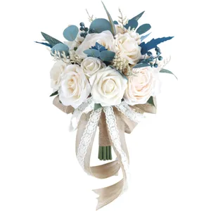 Elegante bouquet da sposa artificiale con rose bianche, eucalipto blu e nastro di iuta e pizzo.