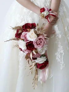 Detailaufnahme des künstlichen Kaskaden-Brautstraußes mit roten Rosen und passendem Armband.