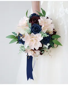 Vue détaillée du bouquet de fleurs de mariage artificiel avec des roses bleu foncé et blush.