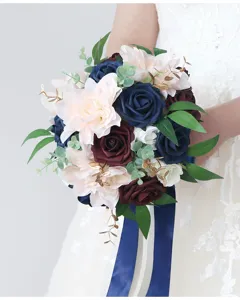 Bouquet de mariée artificiel avec roses bleu marine et bordeaux, décoration de mariage.