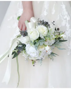 Detailansicht künstlicher Hochzeitsstrauß mit weißen Rosen und Eukalyptus, Waldstil.