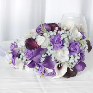 Ramo de novia en cascada con rosas artificiales blancas moradas y lirios calla de PU para boda
