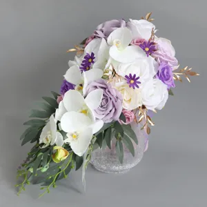 Bouquet da sposa a cascata artificiale con rose e orchidee bianche e viola per decoro.