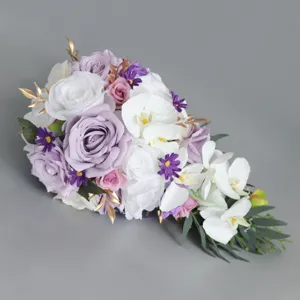 Meraviglioso bouquet da sposa artificiale a cascata con rose per decorazioni nuziali.