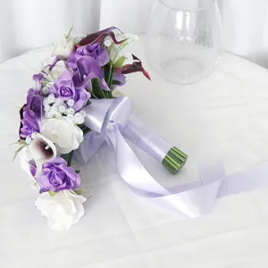 Ramo de novia artificial de boda con rosas blancas y moradas y catas elegantes.