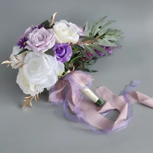 Bouquet da sposa artificiale a cascata rose bianche e viola con nastri decorativi