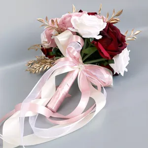 Europäischer künstlicher Brautstrauß für Hochzeitsfotografie und Dekoration mit Rosen und Bändern.