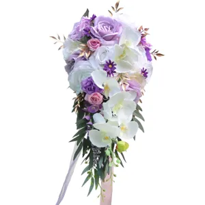 Splendido bouquet da sposa a cascata con rose viola e orchidee bianche per matrimoni.