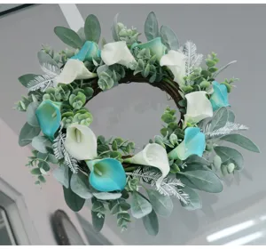 Dettaglio della ghirlanda di calla artificiali, decorazione primaverile per porta con eucalipto.