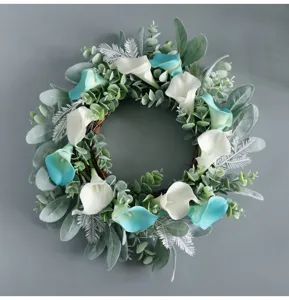 Dettaglio ghirlanda di calla artificiali con composizione floreale in PU e foglie.