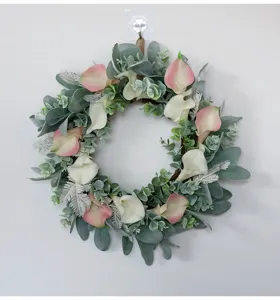 Ghirlanda artificiale di calla e eucalipto per decorazione murale porta di casa.