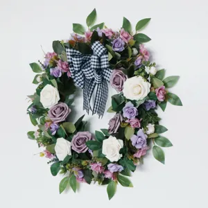 Künstlicher Rosenkranz mit weißen und lila Blumen, grünen Blättern und Karo-Schleife für Türdeko