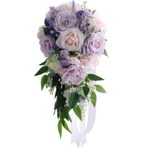 Bouquet da sposa artificiale a cascata con rose e nastri per cerimonie fotografiche.