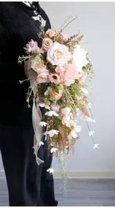 Impresionante ramo de novia de cascada artificial ideal para fotografía de bodas.