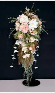 Ramo de novia de cascada artificial, detalles de flores de boda en rosa y blanco.