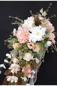 Ramo de novia artificial en cascada con flores rosas y blancas para fotografía de boda.