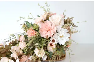 Detalle ramo novia cascada artificial, rosas blancas rosas peonías, arreglo floral boda.