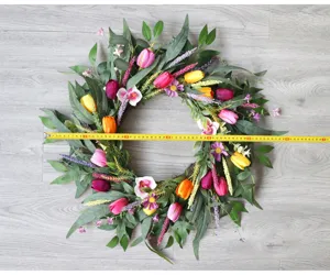 Künstlicher Frühlings-Tulpenkranz mit Orchideen und Eukalyptusblättern für die Haustür und Deko.