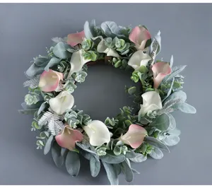 Dettagli in primo piano della ghirlanda di calla e eucalipto artificiale per decorazioni murali.