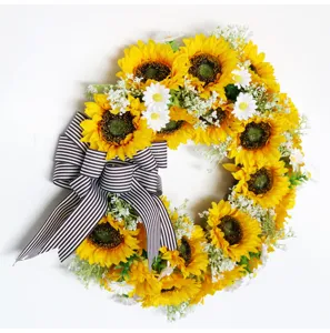 Kunstmatige zonnebloemkrans met zwart-witte strik voor voordeur thuis feest decoratie.