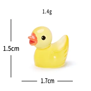 Gros plan de détail d'une figurine miniature en résine de petit canard jaune accessoire.