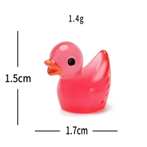 Miniature canard en résine rose lumineuse pour décoration de micro paysage de jardin.